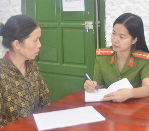 Nghi can An (góc trái) làm việc với cảnh sát. Ảnh: Công an cung cấp