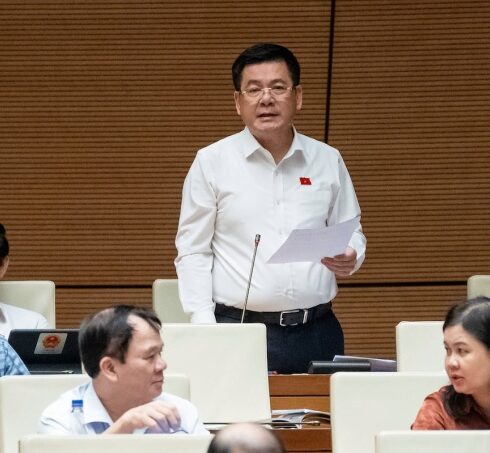 Bộ trưởng Công Thương Nguyễn Hồng Diên giải trình tại phiên chất vấn, chiều 11/11. Ảnh: Trung tâm báo chí Quốc hội