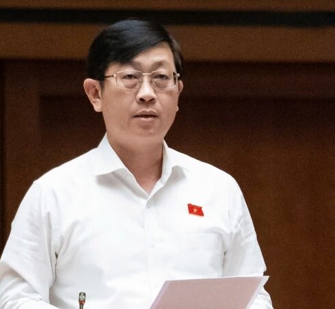 Ông Nguyễn Hữu Thông, Phó trưởng đoàn chuyên trách tỉnh Bình Thuận phát biểu tại phiên thảo luận kinh tế xã hội, sáng 4/11. Ảnh: Trung tâm báo chí Quốc hội