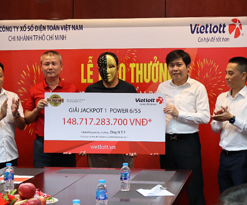 Anh N T P nhận giải thưởng ngày 11/11. Ảnh công ty cung cấp