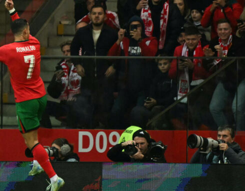 Ronaldo mừng bàn cho Bồ Đào Nha trước Ba Lan trên sân Kazimierz Gorski ở Warsaw, Ba Lan tối 12/10/2024. Ảnh: France24