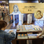 Người dân mua sách Han Kang tại thủ đô Seoul. Ảnh: Yonhap