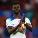 Bukayo Saka cầm bóng sau khi lập hat-trick trong trận Anh thắng Bắc Macedonia 7-0 ở vòng loại Euro 2024 ngày 19/6/2023. Ảnh: Reuters