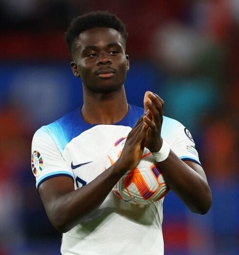 Bukayo Saka cầm bóng sau khi lập hat-trick trong trận Anh thắng Bắc Macedonia 7-0 ở vòng loại Euro 2024 ngày 19/6/2023. Ảnh: Reuters