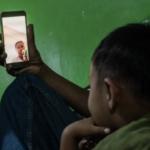 Bà Wahyuni trò chuyện với gia đình bà ở Indonesia qua cuộc gọi video. Ảnh: CNA