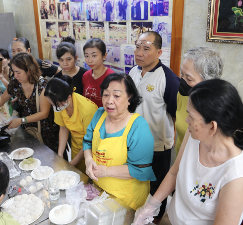 Bà Hồng Hạnh (áo xanh) hướng dẫn học viên ở nhà thuộc quận Bình Thạnh, TP HCM, sáng 10/11. Ảnh: Ngọc Ngân