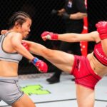 Ming Shi (đồ thi đấu màu đỏ) tung đòn đá tầm cao khiến Xiaocan Feng bất tỉnh. Ảnh: Zuffa LLC