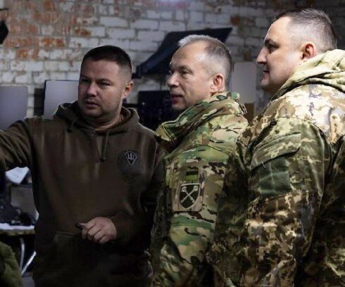 Tướng Syrsky (giữa) trong chuyến thăm sở chỉ huy đơn vị tham chiến ở mặt trận Kursk ngày 11/11. Ảnh: Telegram/osirskiy