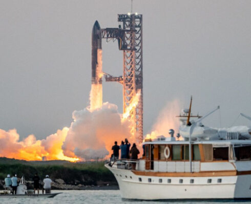 Tàu SpaceX Starship cất cánh từ Starbase gần Boca Chica, Texas, vào ngày 13/10 để thực hiện chuyến bay thử nghiệm Starship Flight 5. Ảnh:AFP