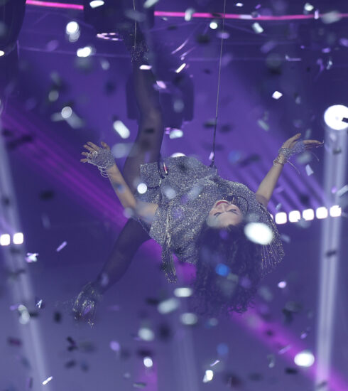 Thanh Lam đu dây trong tiết mục Our song. Ảnh: Đông Tây