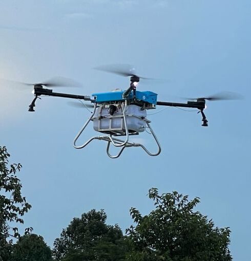 Máy bay không người lái phun thuốc trừ sâu do giảng viên và sinh viên Đại học Sư phạm Kỹ thuật TP HCM chế tạo, tháng 10/2023. Ảnh: Hà An