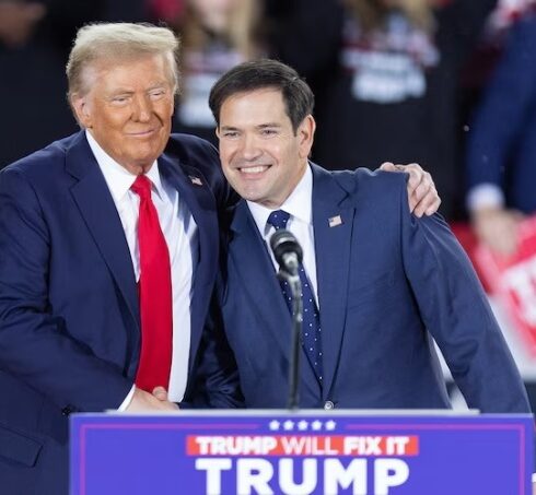 Ông Donald Trump (trái) và thượng nghị sĩ Marco Rubio tại cuộc vận động tranh cử ở Raleigh, bang Bắc Carolina ngày 4/11. Ảnh: AFP