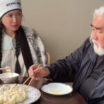 Trương Kỷ Trung làm sủi cảo mang vào viện cho vợ. Ảnh: Douyin