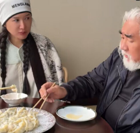 Trương Kỷ Trung làm sủi cảo mang vào viện cho vợ. Ảnh: Douyin