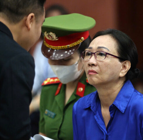 Bà Trương Mỹ Lan trao đổi với luật sư trước phiên tòa hôm nay. Ảnh: Quỳnh Trần