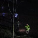 Lực lượng chức năng vẫn tiếp tục tìm kiếm học sinh mất tích trong đêm. Ảnh: Việt An