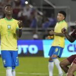 Vinicius tiếc nuối vì sút hỏng phạt đền trong trận Venezuela 1-1 Brazil sáng 15/11. Ảnh: AP