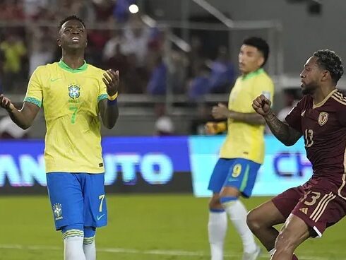 Vinicius tiếc nuối vì sút hỏng phạt đền trong trận Venezuela 1-1 Brazil sáng 15/11. Ảnh: AP