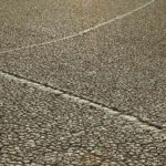 Một khối đá biết đi và vệt rãnh mà nó để lại trên mặt đất. Ảnh: Wikimedia