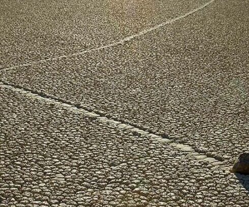 Một khối đá biết đi và vệt rãnh mà nó để lại trên mặt đất. Ảnh: Wikimedia