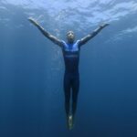 Việc hít thở trước oxy tinh khiết có thể giúp thợ lặn nhịn thở lâu hơn dưới nước. Ảnh: Diventures Magazine