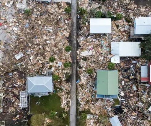 Mảnh vỡ bao quanh những ngôi còn nguyên vẹn sau khi bão Helena tràn vào bãi biển Horseshoe, Florida. Ảnh: AFP
