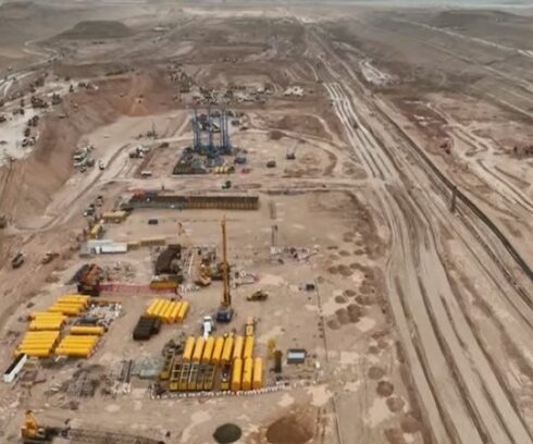 Hơn 1.000 trong số 30.000 cọc móng của Thành phố thẳng đã được lắp đặt tính đến nay. Ảnh: Neom