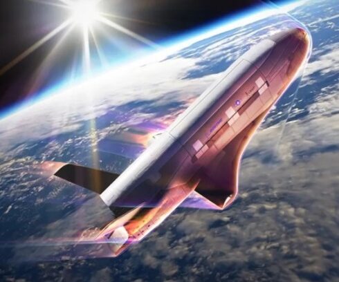 Mô phỏng máy bay X-37B phanh khí động nhờ lực cản của khí quyển Trái Đất. Ảnh: Boeing Space