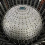 Máy dò hình cầu ở Đài quan sát neutrino dưới lòng đất Giang Môn (Juno). Ảnh: Xinhua