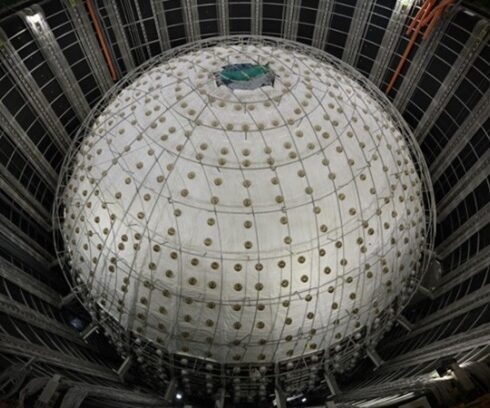 Máy dò hình cầu ở Đài quan sát neutrino dưới lòng đất Giang Môn (Juno). Ảnh: Xinhua