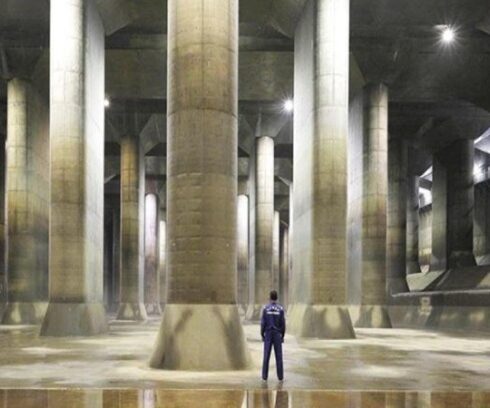 Các cột trụ trong hệ thống đường hầm chống lũ bên dưới Tokyo. Ảnh: CBS