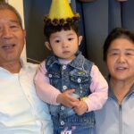 Vợ chồng ông bà Điền Tân Cúc và Hoàng Duy Bình mừng sinh nhật con gái 3 tuổi, năm 2022. Ảnh: sohu