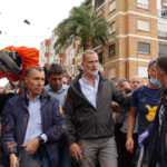 Vua Felipe VI (giữa) trong chuyến thăm thị trấn Paiporta hôm 3/11. Ảnh: AFP