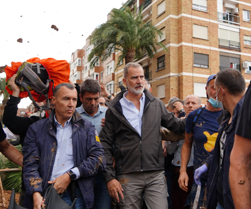 Vua Felipe VI (giữa) trong chuyến thăm thị trấn Paiporta hôm 3/11. Ảnh: AFP