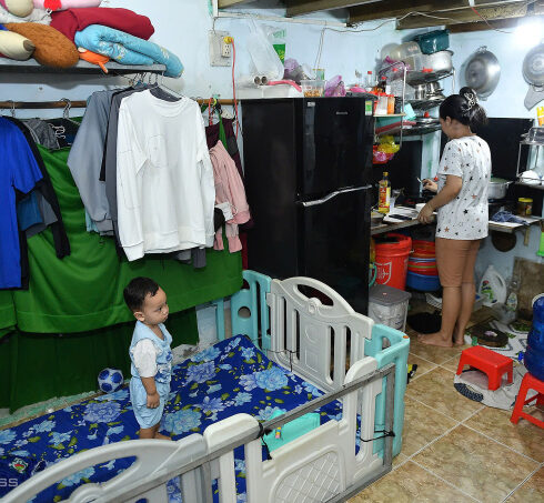 Người lao động ở khu trọ trên đường Phạm Văn Chiêu, Gò Vấp, tháng 11/2024. Ảnh: Thanh Tùng