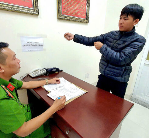 Y Níu tại cơ quan điều tra. Ảnh: Ngọc Oanh