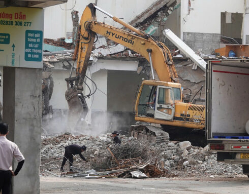 Nhân công tháo dỡ nhà xưởng bên trong khu đất 419 Lê Hồng Phong. Ảnh: Gia Minh