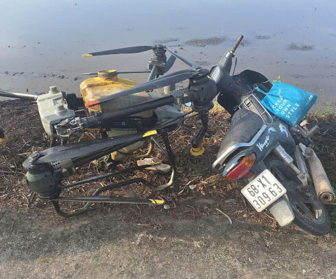 Máy bay phun thuốc gây tai nạn. Ảnh: Dương Đông