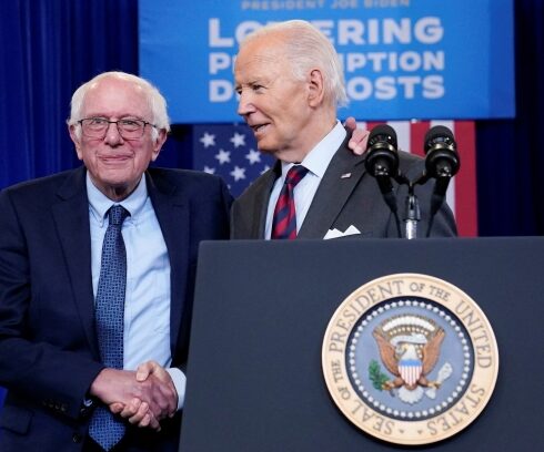 Thượng nghị sĩ Bernie Sanders (trái) và Tổng thống Mỹ Joe Biden tại New Hampshire ngày 22/10. Ảnh: Reuters