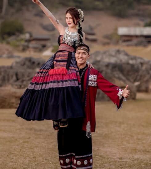 Hoàng Việt chụp ảnh lưu niệm với vợ xuân 2024, tại Mộc Châu, Sơn La. Ảnh nhân vật cung cấp