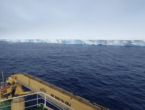 A23a nhìn từ tàu RRS Sir David Attenborough vào cuối năm 2023. Ảnh: BAS