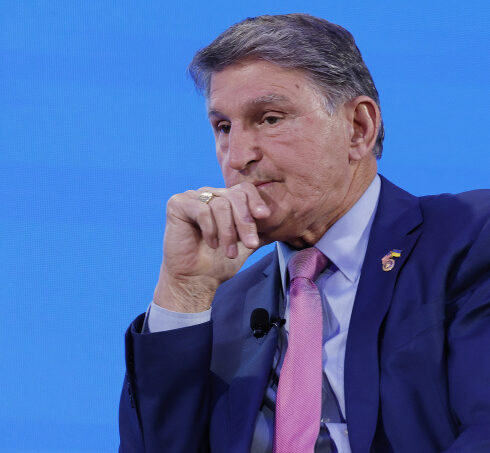 Thượng nghị sĩ Joe Manchin trong một sự kiện ở Washington, Mỹ hồi tháng 3. Ảnh: AFP