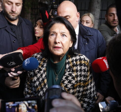 Tổng thống Gruzia Salome Zurabishvili trả lời báo chí tại thủ đô Tbilisi hồi tháng 10. Ảnh: AFP