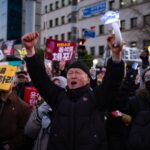 Người dân biểu tình ở Seoul, Hàn Quốc ngày 14/12. Ảnh: AFP