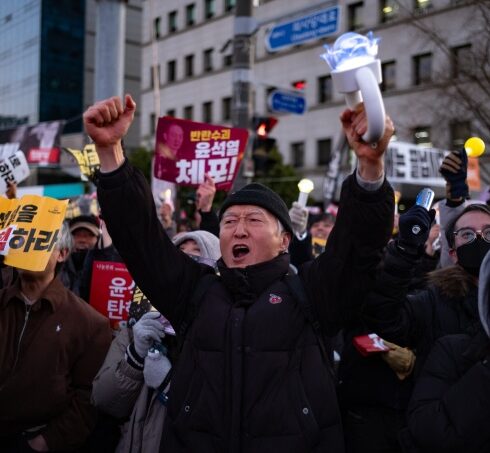 Người dân biểu tình ở Seoul, Hàn Quốc ngày 14/12. Ảnh: AFP