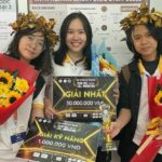Ba nữ sinh lớp 11 với ý tưởng ứng dụng tế bào gốc trị bệnh đục thủy tinh thể thắng giải Sáng tạo tế bào gốc năm 2024. Ảnh: Hà An
