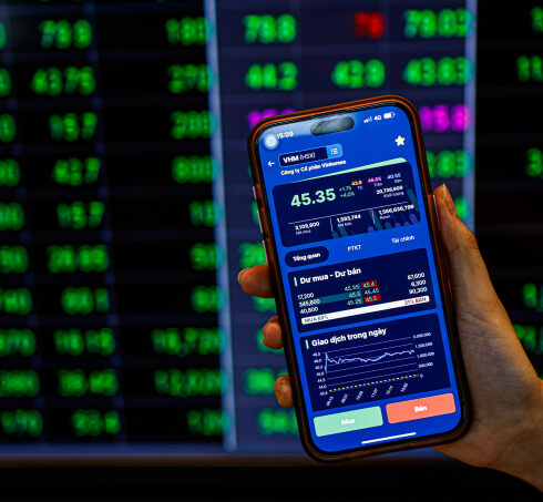 Nhà đầu tư đang theo dõi diễn biến giá cổ phiếu Vinhomes ngày 14/10. Ảnh: An Khương