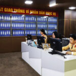 Cảnh sát giao thông giám sát phiên đấu giá. Ảnh: Phạm Thành