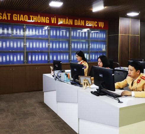 Cảnh sát giao thông giám sát phiên đấu giá. Ảnh: Phạm Thành