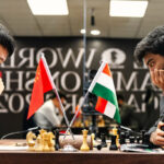 Đinh Lập Nhân (trái) trong ván 9 gặp Gukesh tại chung kết cờ vua thế giới 2024 ở Singapore. Ảnh: FIDE